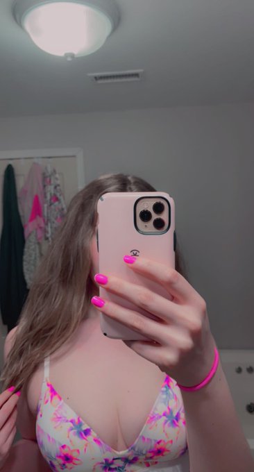 Hehe 😋 https://t.co/YNY72OqGKt<a href="/tag/selfie"class="tags"><span>#selfie</span></a><a href="/tag/floral"class="tags"><span>#floral</span></a>