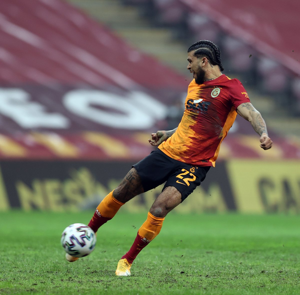 GalatasaraySK's tweet photo. 📸 Karşılaşmanın ikinci yarısından kareler. #GSvERZ https://t.co/UiSzBSxpKZ