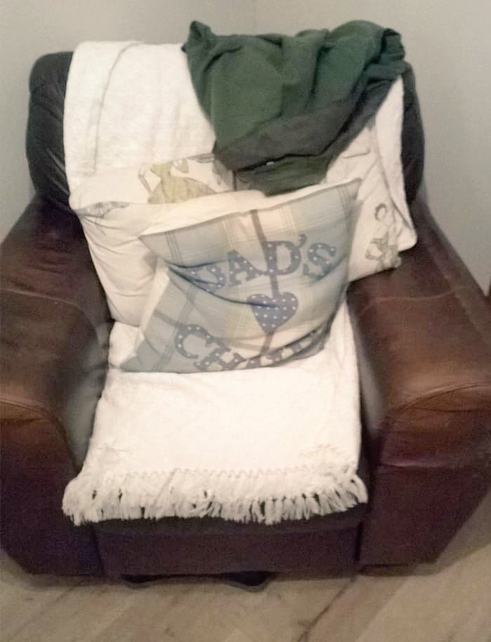 iofiv's tweet photo. I give you (free for once of Simon catofiofiv) the #magicchair https://t.co/207QDsaRZZ