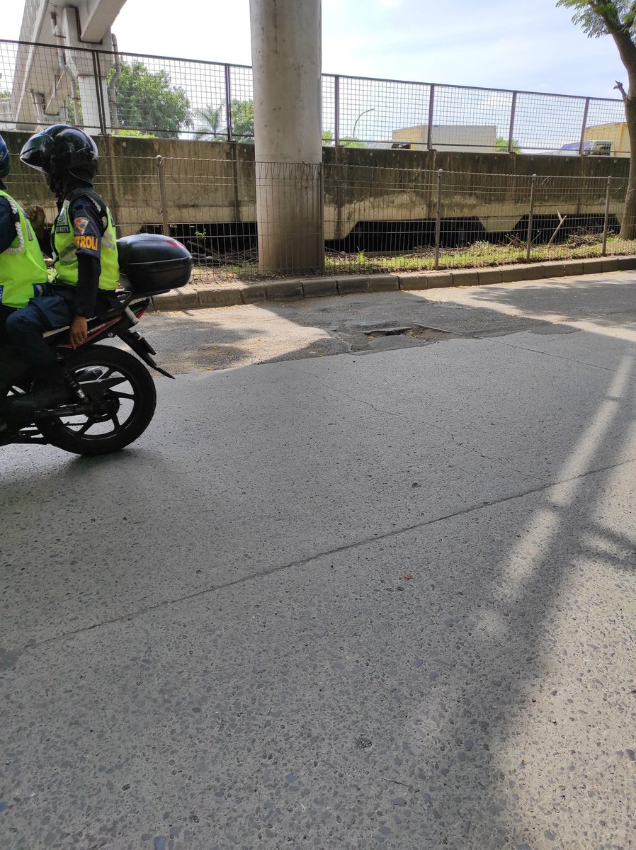 Rt01308CB's tweet photo. Lokasi: jalan outering road dari setelah pemadam sampai ruko 1000, cengkareng barat. rusak dan membahayakan pengemudi, dan sering jadi penyebab kemacetan karena susah di lalui karena penuh lubang. Mohon bantuannya @DKIJakarta https://t.co/gJcQGOUVHz