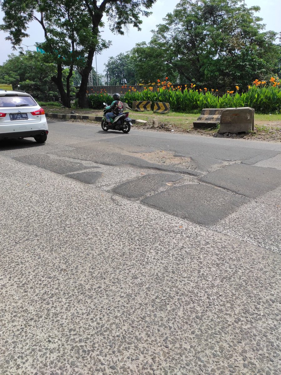 Rt01308CB's tweet photo. Lokasi: jalan outering road dari setelah pemadam sampai ruko 1000, cengkareng barat. rusak dan membahayakan pengemudi, dan sering jadi penyebab kemacetan karena susah di lalui karena penuh lubang. Mohon bantuannya @DKIJakarta https://t.co/gJcQGOUVHz