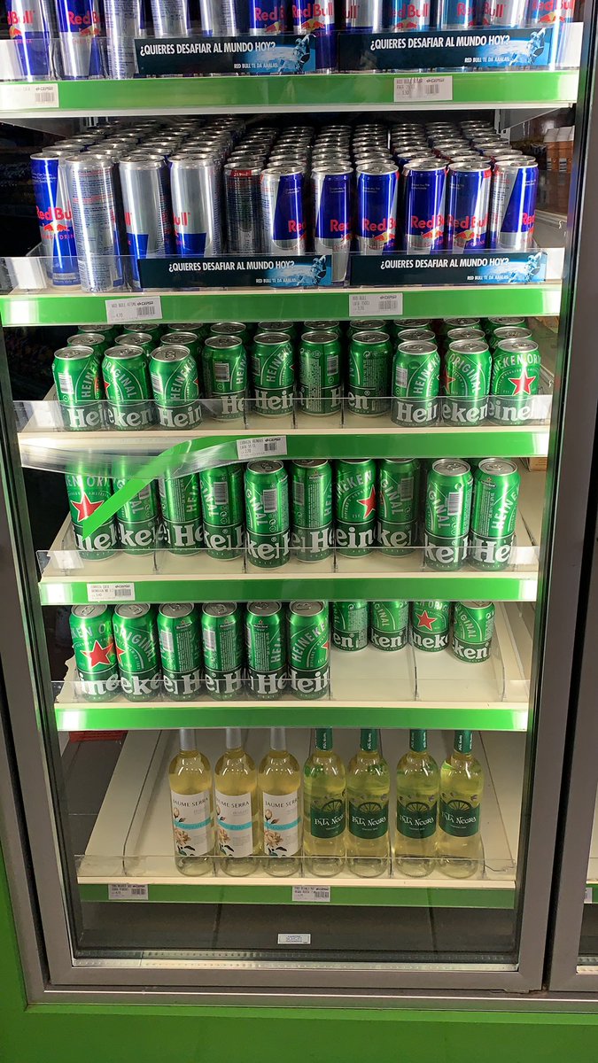 elinformer_'s tweet photo. Cuando crees que no puede ir peor, paras a por una cerveza en la gasolinera y solo tienen aguachirri con cosas y a 3 euros el bote @NudistaI 🤣🤣 https://t.co/GsMvoMMKoj