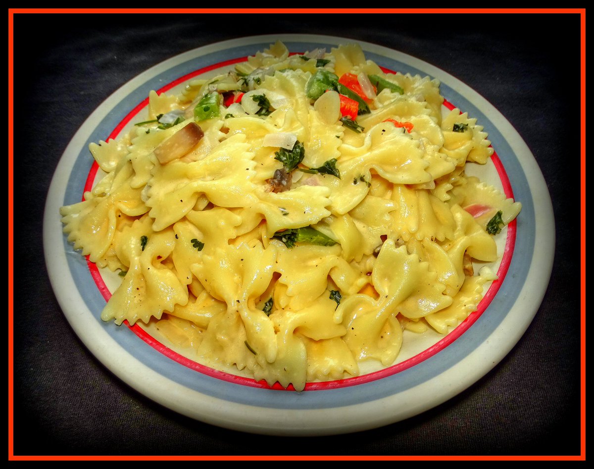 Fearless13Z's tweet photo. Home Cooking - Organic Farfalle in Creamy Garlic & Jack Cheese Sauce #dinerinmymind #homecooking #food #cookingathome #homecooked #organic #farfalle #pasta #garlic #jackcheese #sauce #bellpeppers #mushrooms #redonion #parsley #cilantro #pandemiclife #buyinglocal #cream https://t.co/iVFRvtAOsq