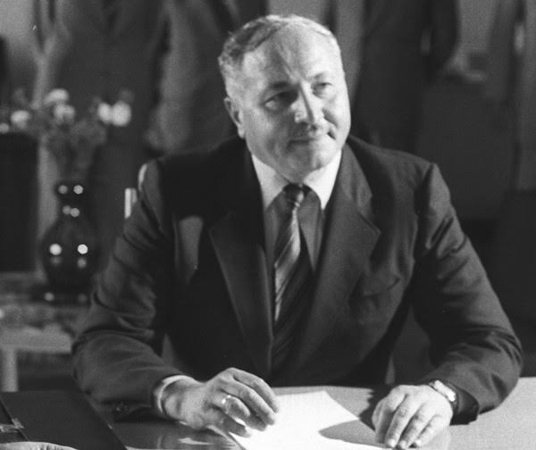 “Yaşarken tuz katmazlar aşına,
Methiyeler dizerler mezar taşına.”
#ProfDrNecmettinErbakan