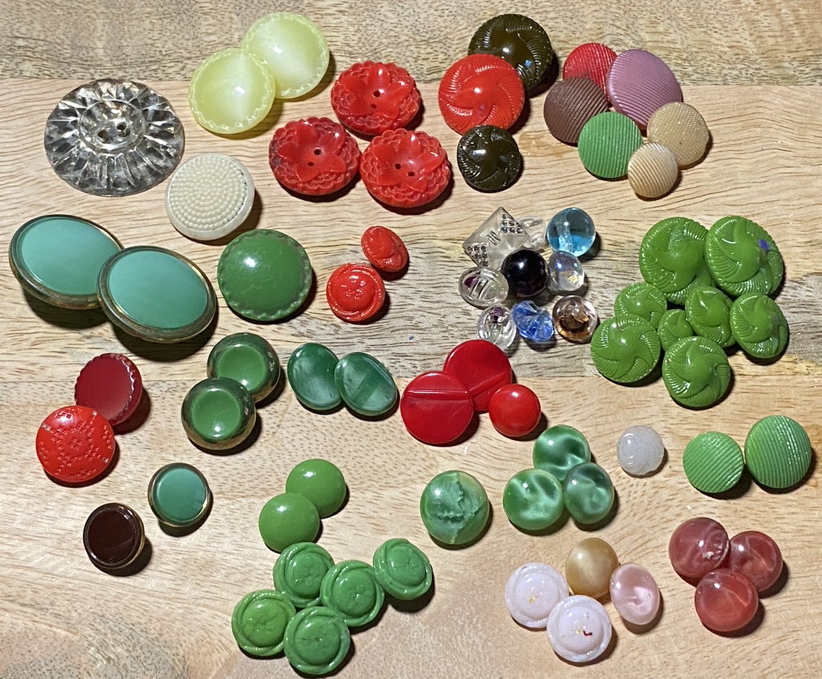 blackcatbutton's tweet photo. Ok time for tea Buttonistas. Have a nice evening and thanks for joining in with #buttonhour Tee hee, see what I did π #MHHSBD #buttons #vintage #SmallBizSatUK https://t.co/rWomobXakp https://t.co/ccTdolKLDj