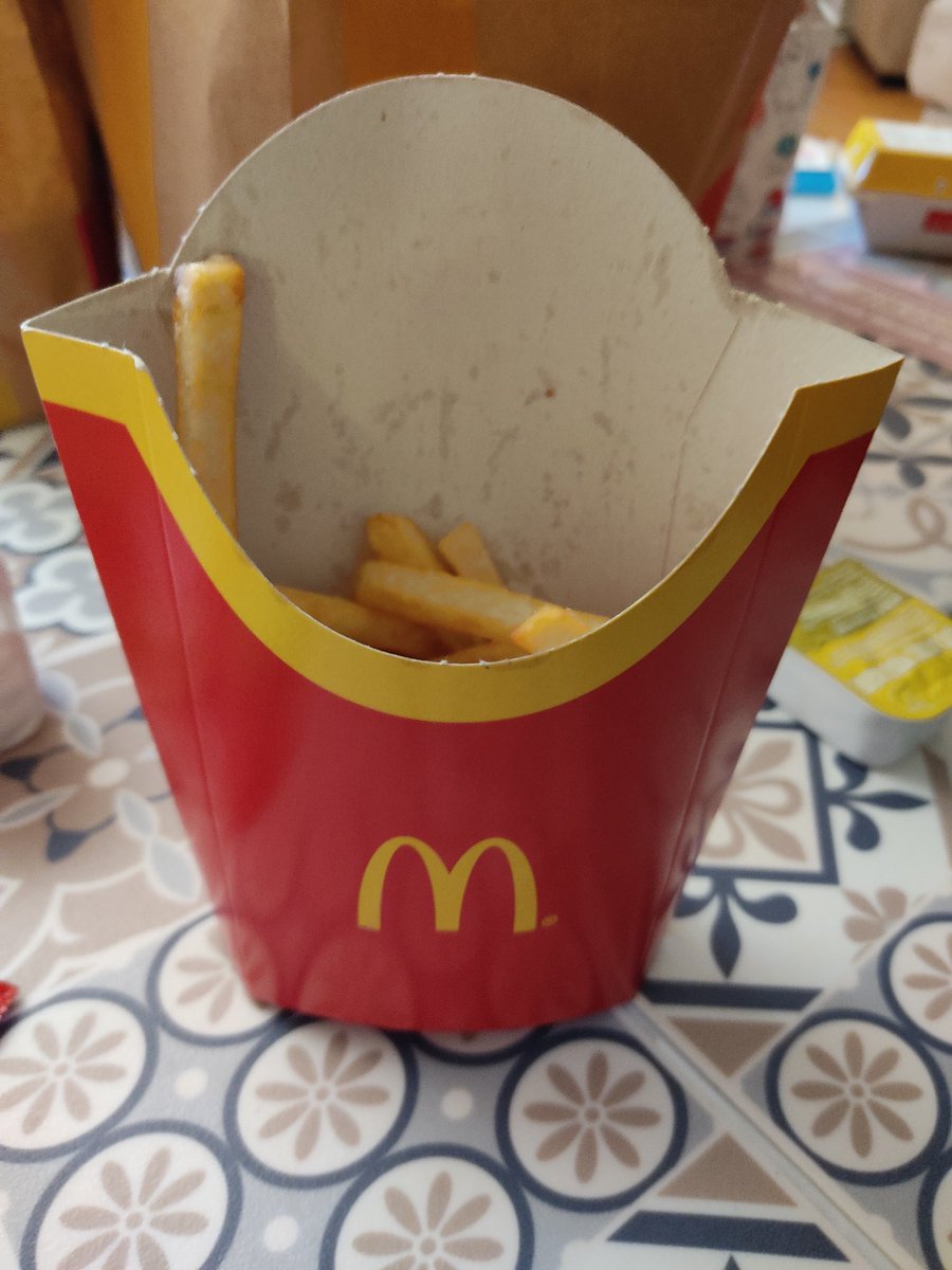 teckytony's tweet photo. @McDonaldsFrance 
Quand McDo Poissy te fait une frite et que celle-ci est seulement a 1/3 plein (menu Maxi). je précise que ce n'est pas la 1ere fois que je suis servis comme çà. 
Et livraison donc aucune réclamation possible !!!! https://t.co/AZr2zvhvzU