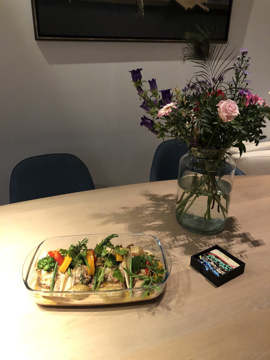 Een gedekte tafel met kaarsjes voor het raam van d’Andreas <a href="/zwolle/">Zwolle</a>; de gastvrije Corona proof ontvangst door Hetty; Pietro die vertelt wat hij vandaag voor je heeft gekookt om in je eigen ‘pan’ mee naar huis te nemen; en de humor middenin de Coronacrisis ❤️🙏🏼