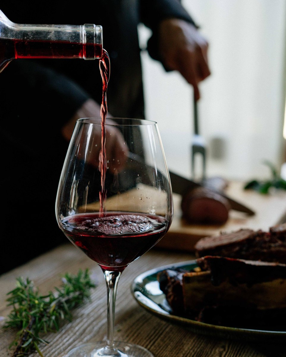 “𝙇𝙞𝙛𝙚 𝙞𝙨 𝙩𝙤𝙤 𝙨𝙝𝙤𝙧𝙩 𝙩𝙤 𝙙𝙧𝙞𝙣𝙠 𝙗𝙖𝙙 𝙬𝙞𝙣𝙚.”🍷
Whatever wine you're drinking this weekend, we hope it's a good one! 🙌

#Wine #Wineoclock #WineTime #AmericanWine