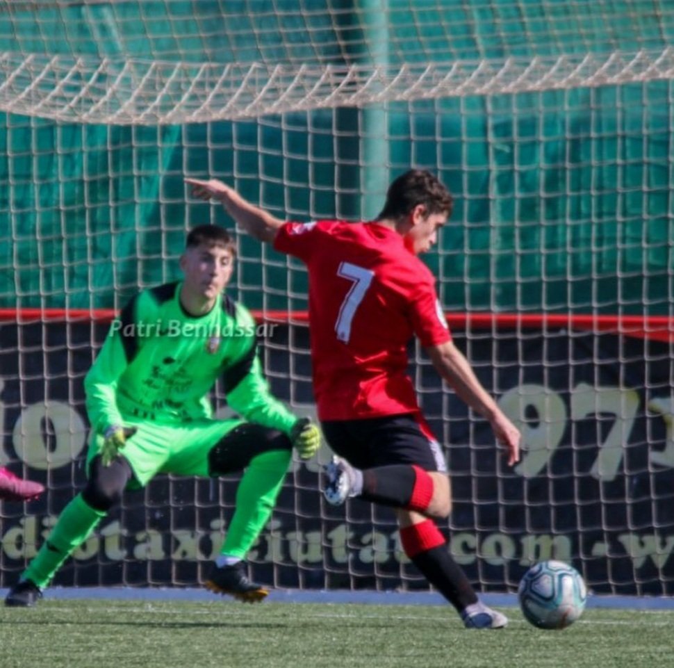 AMJ_futbol's tweet photo. On fire está el goleador @adrian02276770 que volvió a marcar en la victoria del Mallorca JuvNac. El áun cadete sigue sumando actuaciones con gol en la liga Juvenil Nacional. Enhorabuena! ⚽️👏 https://t.co/Ducnpdl25f
