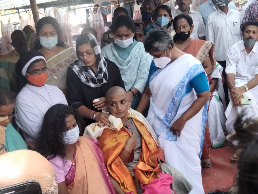 KeralaPMC's tweet photo. The Walayar kid's mother tonsured her head to agitate against the LDF government’s lack of action against police officials who allegedly committed lapses while probing the deaths of the Dalit girls at Palakkad in 2017.State Pres Lathika Subhash expressed the solidarity of KPMC. https://t.co/A1qDLV7CdU