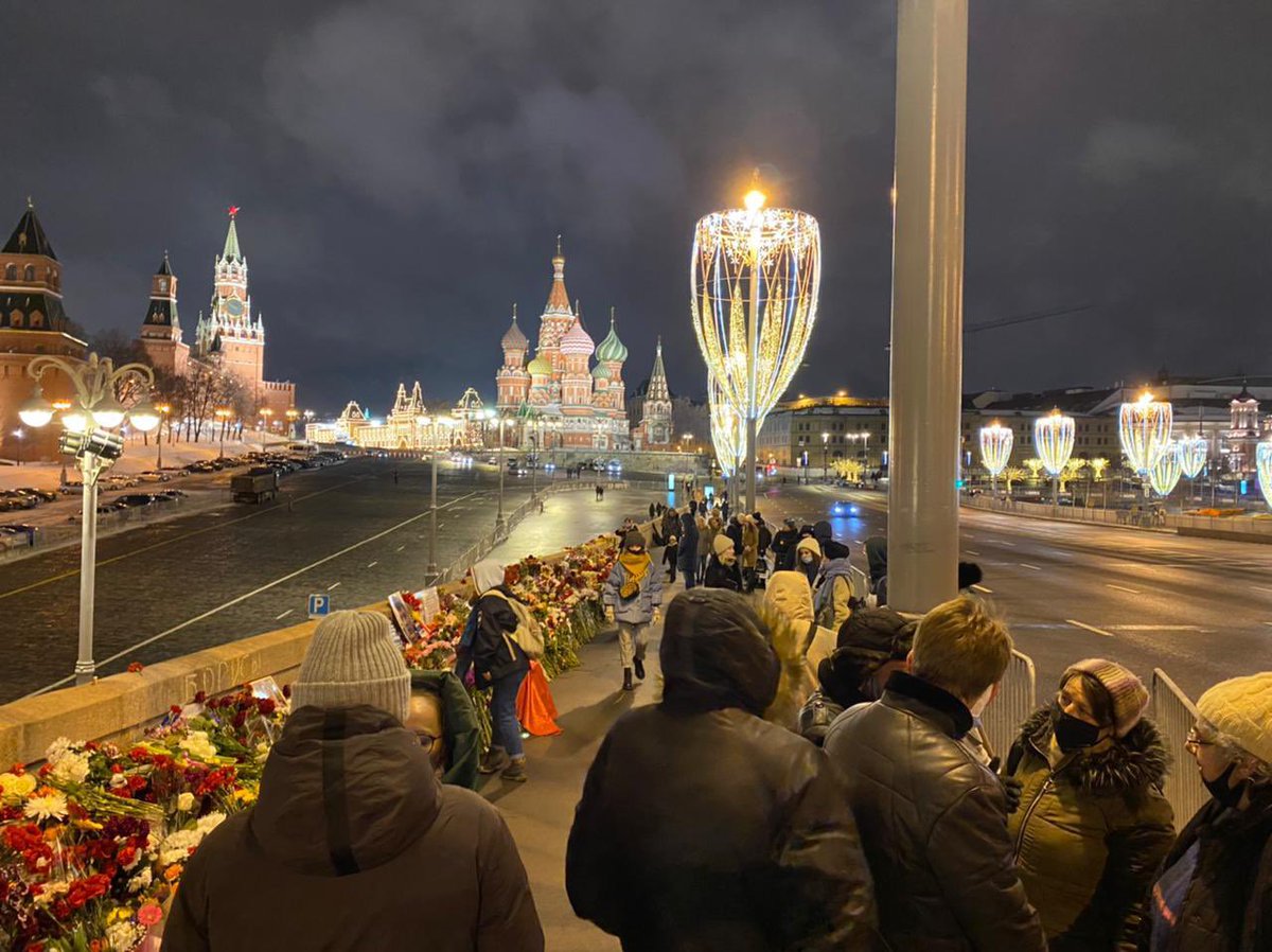 MobCounter2015's tweet image. По состоянию на 22:00 в возложении цветов на Большом Москворецком мосту принял участие 6481 человек.