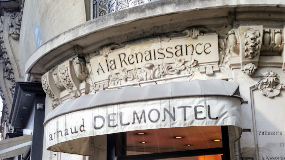 MichelleMoggio's tweet photo. Rue des Martyrs & Random Acts of Imagination https://t.co/j621LUk6yu #TheParisEffect #Paris #ruedesMartyrs #deliciousParis #PlaceStGeorges #travel https://t.co/HWVv8Gkf8F