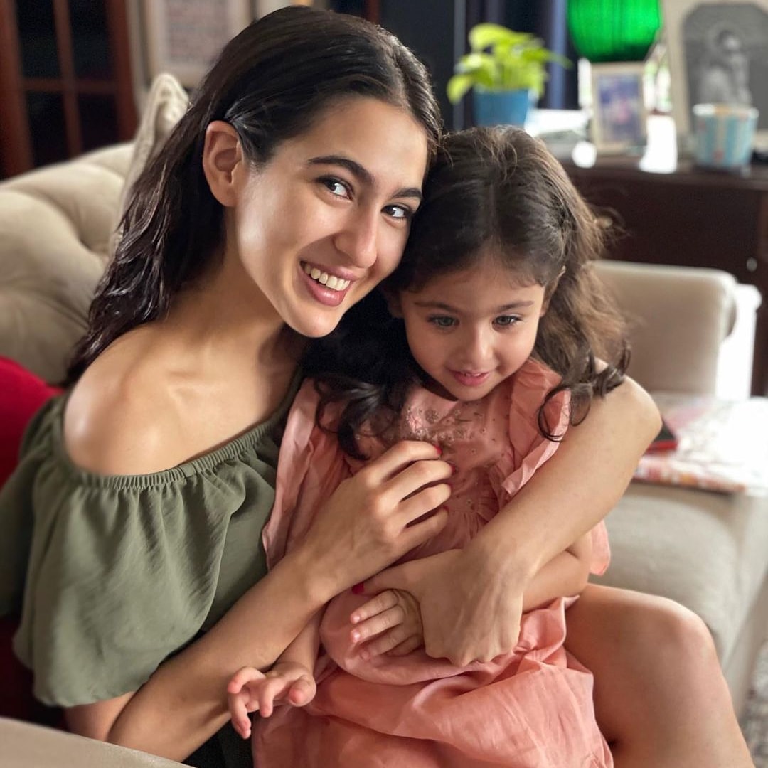 B4UUSA's tweet photo. Indeed the cutest thing we saw on internet today😍😍😍
#saraalikhan sharing a fun moment with her lil sis #inaayakhemu ❤️❤️
.
.
Sister goals, no?😊😊😊
.
.
#saraalikhan #inaayakhemu #sisters #bollywood #sistergoals👭💕 https://t.co/UOPttygjEi