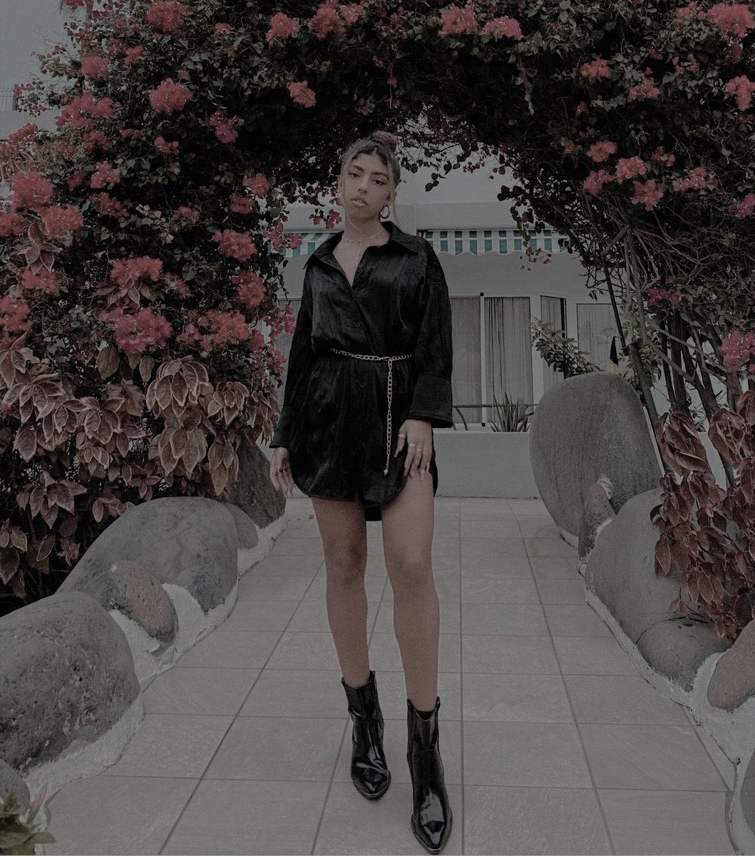 ⠀⎛❴ 𝐎𝐂: 𝐀́𝐅𝐑𝐈𝐂𝐀 ❵⎠
⠀⠀⠀⠀⠀⠀⠀⠀⤹ 𝗢𝗥𝗥𝗢𝗚𝗔𝗡𝗖𝗜𝗔  ⠀⨾ 
⠀
⠀⠀⠀⠀❧⠀ Hermana de fc Nia
⠀⠀⠀⠀❧  dicen que la belleza puede hacerte una persona arrogante y si ya de antes era la “ oveja negra” de su familia luego del divorcio de sus padres >