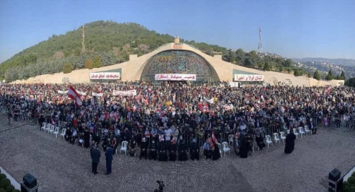 tiaaboutayehh's tweet photo. "الوطن يناديكم،فلبوا النداء"
اليوم وفي كل حقبة من الزمن نبرهن مدى تعلقنا بأرضنا،والحفاظ عوجودنا!
اليوم وفي كل تحرك نثبت ان بقائنا اقوى من ان يتزعزع بتهديد.
 فكل من يريد الإحتلال على وطننا ليعلم اننا ثابتون،باقون،مغروسون بأرضنا.
فالخوف وسيلتكم ووسيلتنا إخافتكم!
#مع_بكركي https://t.co/sNSGitwyYW
