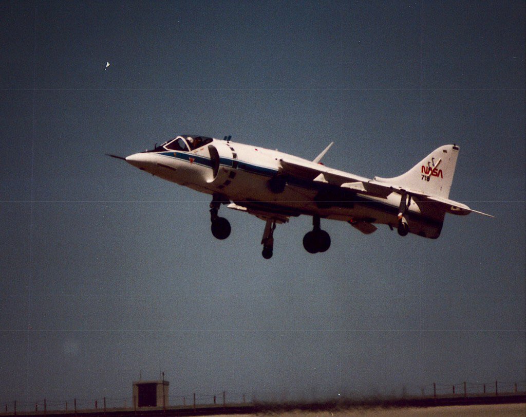 HarrierPres's tweet photo. Here’s a shot of NASAs AV-8C coming into land, circa 1980. #AV8C #Harrierpres https://t.co/w5t7IbnbEh