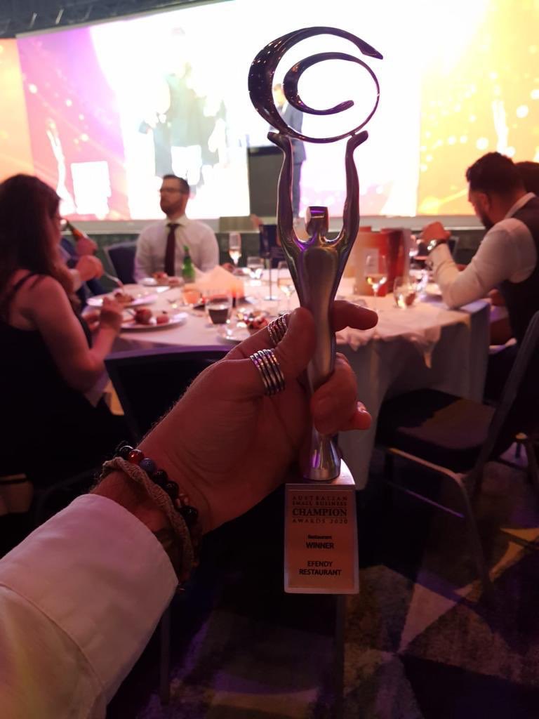 ACNDigitalTR's tweet photo. Şef Somer Sivrioğlu'nun Sydney’deki restoranlarından Efendy, Küçük İşletme Şampiyonları tarafından 27 Şubat gecesi Uluslararası Konferans Merkezi ICC'de düzenlenen törende, yılın en iyi restoran işletmesi ödülünü kazandı. #SomerSivrioğlu #Efendy #ödül #restoran @SomerSivrioglu https://t.co/POEVN9C2Lj