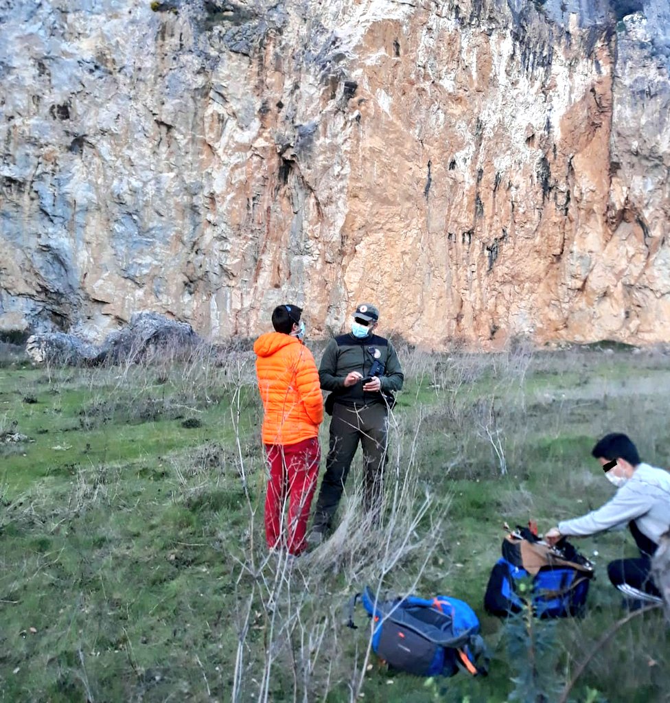 Guarderio_Na's tweet photo. ℹ️#Drones
En control de nidificación de #avesrupicolas en #Etxauri, se detecta a 2 personas manejando drones. Se informa.
Para volar en🏞️, necesario:
✔️Cumplir normativa navegación aérea de @AesaSpain. ✔️Complementar con normativa medioambiental de la zona.
⛔ En #ZEPAs/#ENP. https://t.co/XNMdNqSBen