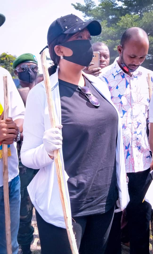 AencKin's tweet photo. La Présidente Nationale, Marie Josée Ifoku était accompagnée ce samedi à Bandal Kimbondo pour le lancement de l'opération Bandal ya Sika 🧹🧹🧹 il est important de noter que la structure organisatrice s'est inspirée de la Kombolistion🧹 Kombolistion_JN✌️🧹🧹 https://t.co/b9NSCzQ7ig