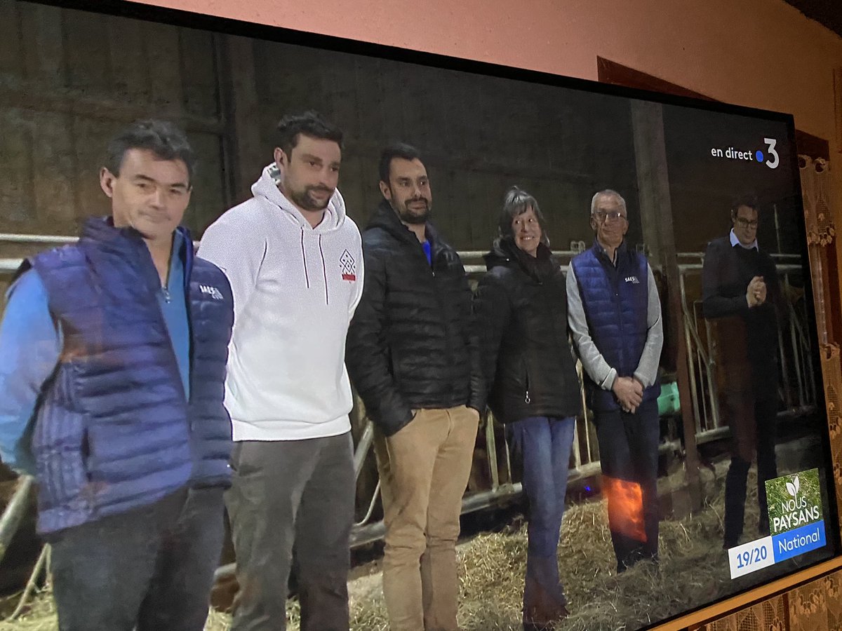 ChLambert_FICT's tweet photo. Sympa quand @France3tv nous fait visiter la #ferme de la famille LAFRAGETTE ds le Lot !
9 associés travaillent pour produire transformer et vendre leurs #produits 
Le @Salondelagri dans votre salon !
Partout les #agriculteurs s’accrochent aux territoires et maintiennent la #vie https://t.co/Dy4o5bTCbM