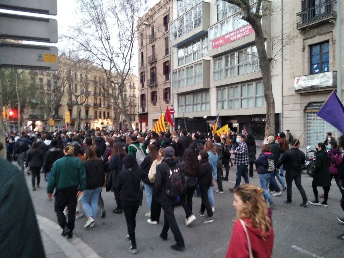 podem_cat's tweet photo. Avui ens hem mobilitzat per demanar la fi dels desnonaments i la regulació, d'una vegada per totes, del preu de lloguer, així com l'abolició de la Llei Mordassa, la reforma laboral i la fi de la monarquia✊.
#27FTothomAlsCarrers
#27FTodosALasCalles
#FinsQueCaiguin https://t.co/3fbNvKdsKK