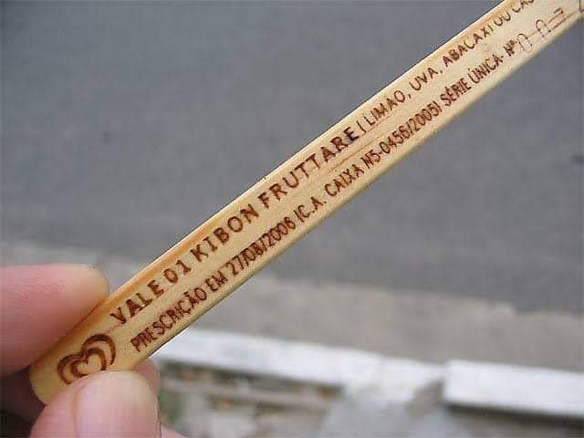 kleber_cfc's tweet photo. A promoção durou 3 meses em 1998 e até hoje eu olho o palito de picolé pra ver se ganhei outro. https://t.co/xxQVyk2OJ1