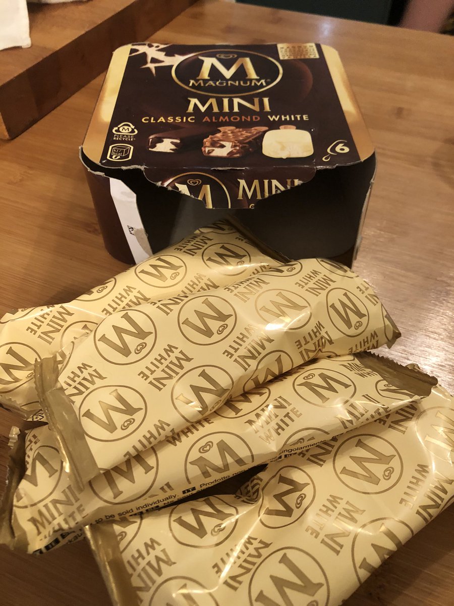 .<a href="/MagnumUK/">Magnum UK</a> 4 white ones in my box of mini magnums🤯 but no almond 😱(our favourite). Who got all the almond?