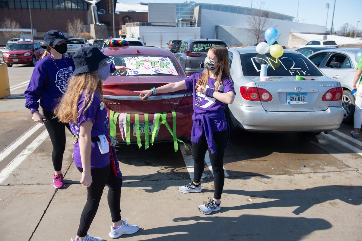 uiowa's tweet photo. Honk #FTK! Dancers took their decorated cars past @uichildrens to wave to patients and their families. #UIDM27 π π https://t.co/Orzn4sQR8K