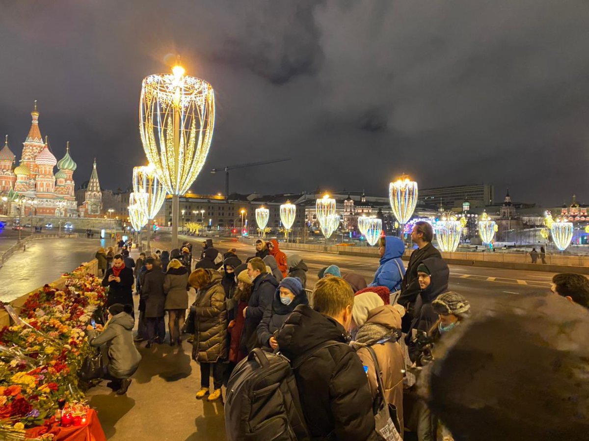 MobCounter2015's tweet image. По состоянию на 23:00 в возложении цветов на Большом Москворецком мосту приняли участие 6512 человек.