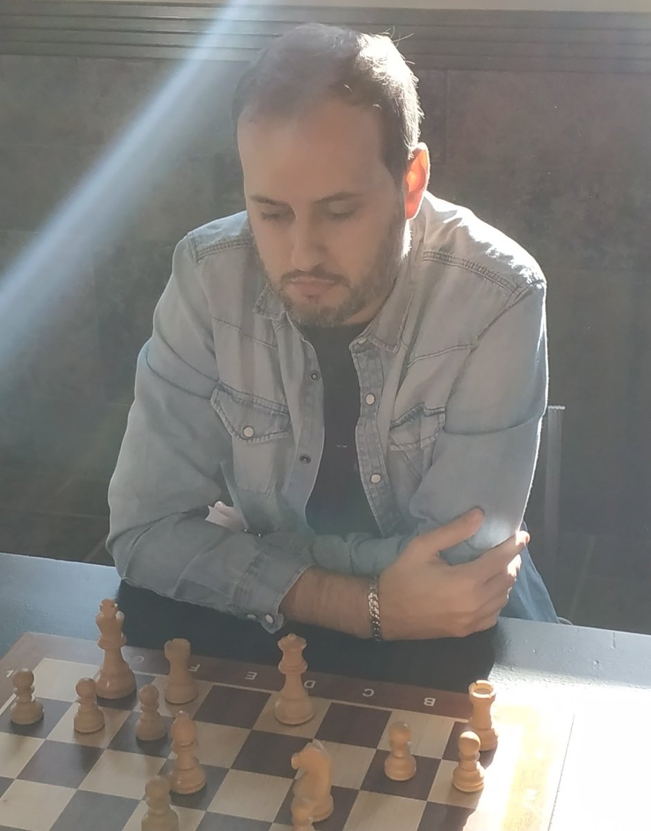 VetustaChess's tweet photo. Pódium completo del @VetustaChess en el Cto de Asturias Rápido Individual Online! CAMPEÓN @iyanastur7 con 7.5/8 2° Aitor Alonso 7/8 y 3° @IvanAndrsGonzle 7/8. Los jugadores del @VetustaChess han ganado TODOS los torneos online de @AsturAjedrez del 2021 💪🏻 https://t.co/AsCaIdtXk4