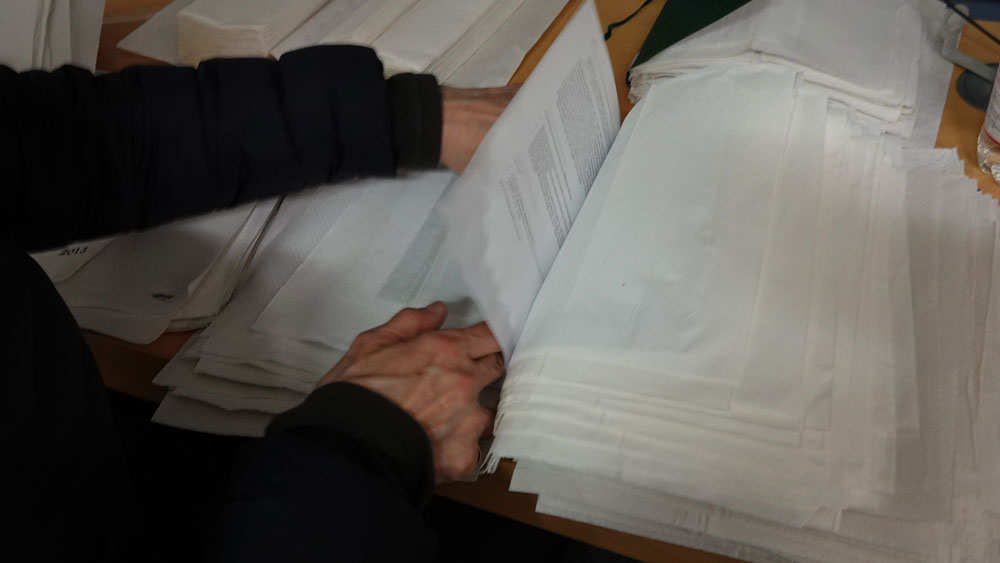 BBF_DIPFBerlin's tweet image. Viele Bücher wurden heute "trocken gelegt" oder aufgefächert aufgestellt, um zu trocknen.