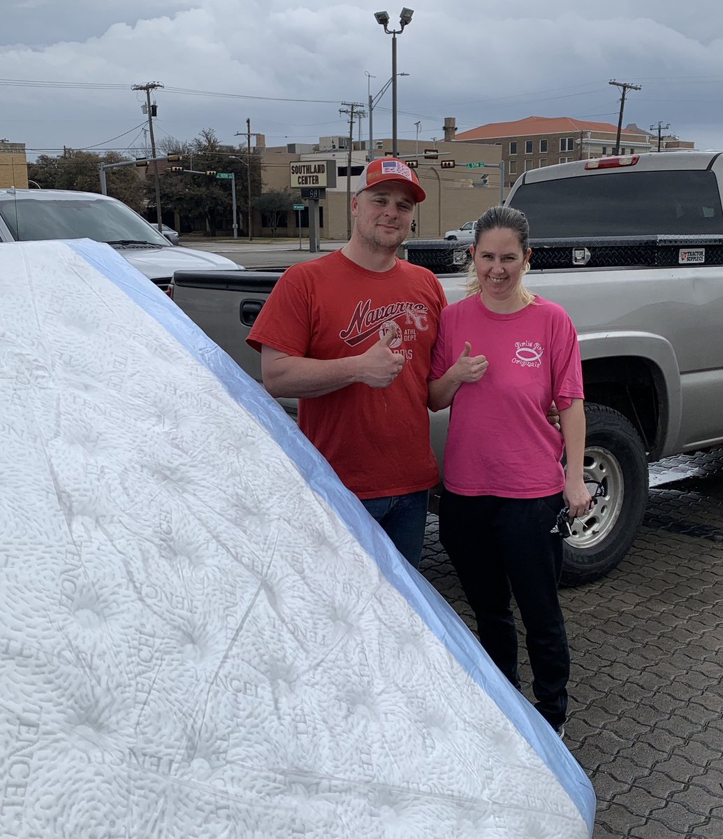 rrrrroach's tweet image. It was a pleasure having the Williams crew in today to pick out a new King Mattress. The 4️⃣ little misses had some fun‼️😊😊😊😊#boxdropcorsicana