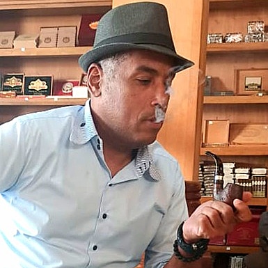 mahmad_albahad's tweet photo. Quemado un delicioso inglés, recomendación de @maxi_redpiper ¡Excelente elección! #yofumopipa #chacompipes #laromanapipesmokers #pipesmoker #sharingblends #pipesandtobacco #pipafumador https://t.co/31PKTfajp5