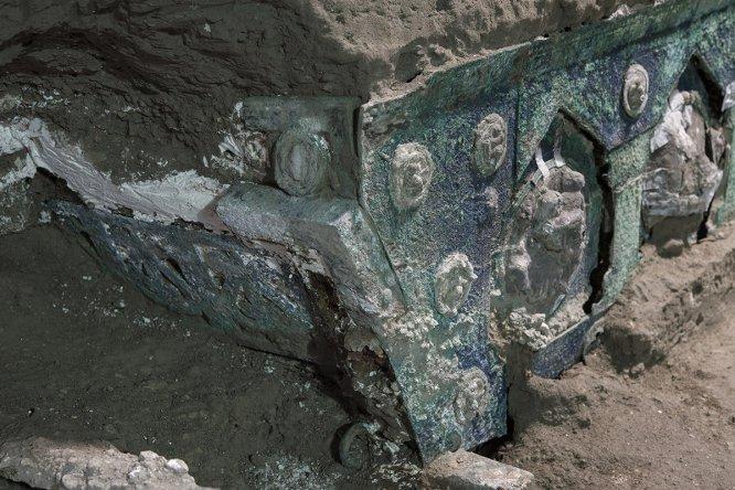 el_pais's tweet photo. Una gran carroza ceremonial ha sido encontrada casi intacta en el área arqueológica de Pompeya. “Es un descubrimiento extraordinario para el avance del conocimiento del mundo antiguo” https://t.co/FYkxF4kv72 https://t.co/5gmZbAJxb9