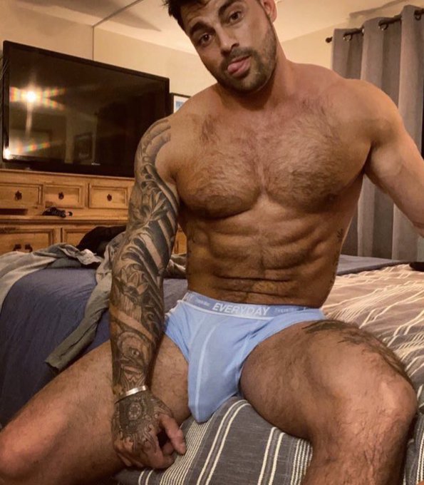 Just hanging https://t.co/rzaiC9BSdq https://t.co/RU6KLNAE9G<a href="/tag/humpday"class="tags"><span>#humpday</span></a>