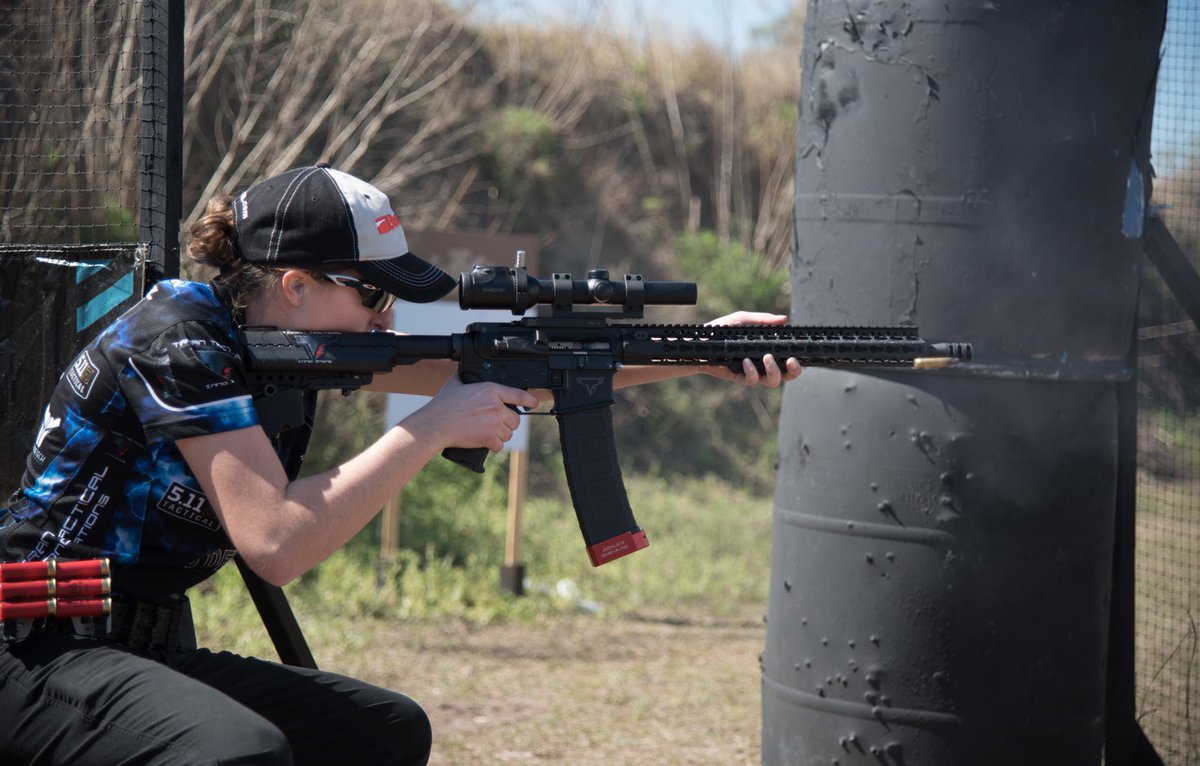 Act んん 男女の違いというより静止して標的を撃つ姿勢と 動的なタクティカルシューティングの違いのような気もするけど 男性も立射で静止目標を撃つ場合は半身開くような姿勢とる場合あるし 移動しながら目標を撃つコンペティション