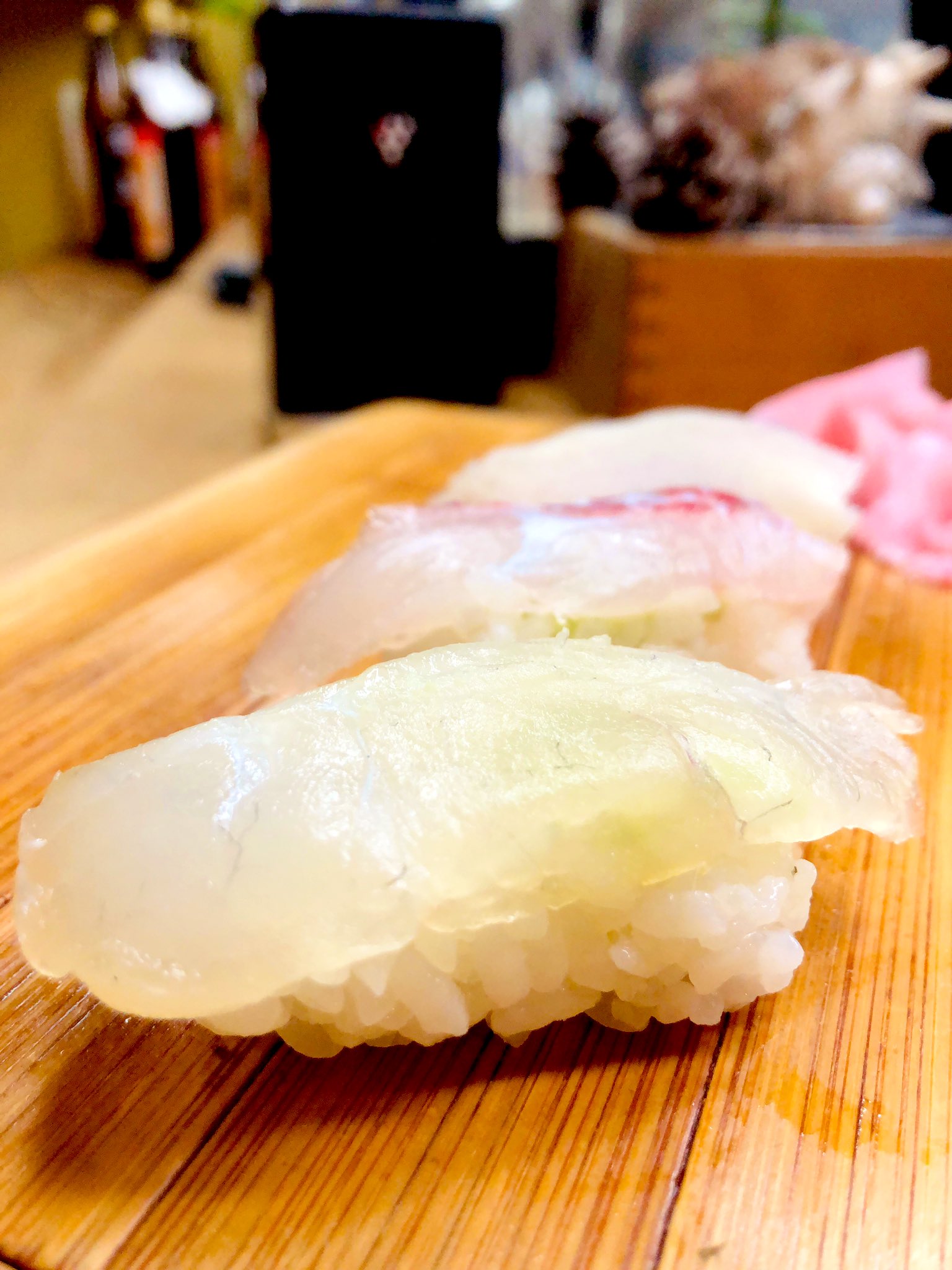 吉祥寺 福寿司 ヒラメの昆布締めです 握りは手前からヒラメの昆布締めと鯛とカレイです それぞれ味も歯応えも違っておいしいですぜひ 今日も12時から営業致します吉祥寺駅の近くにお立ち寄りの機会があればよろしくお願い致します T Co