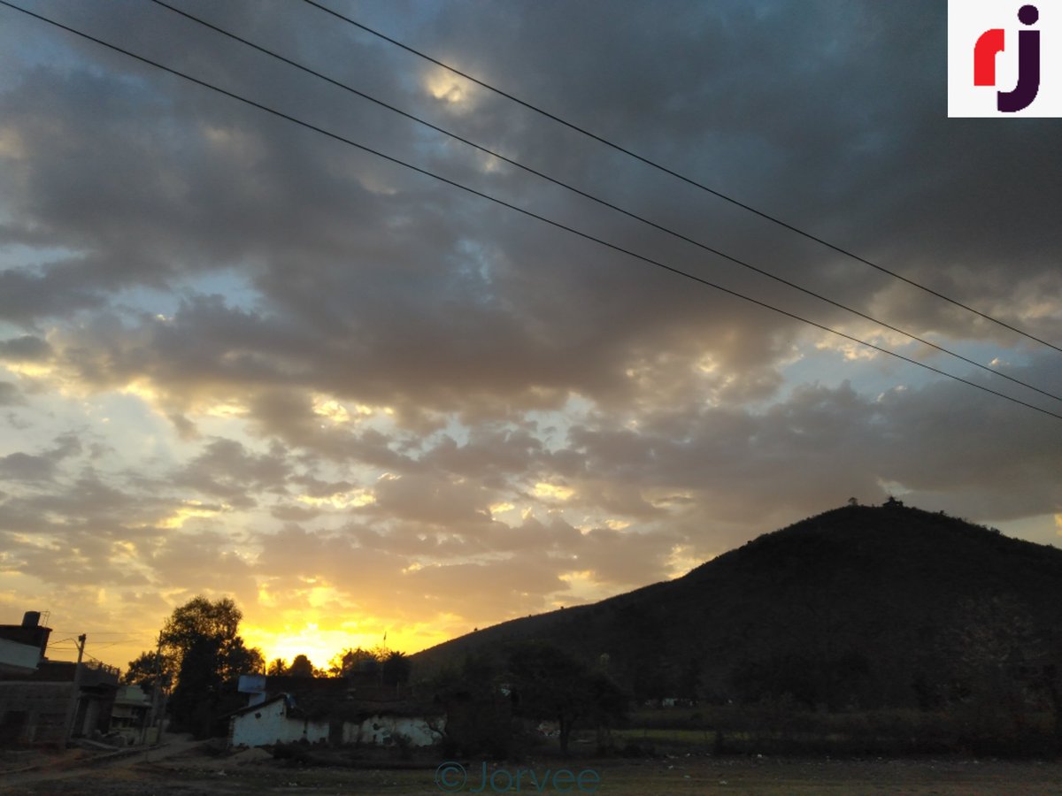 RashidJorvee's tweet image. Last day of February 2021(28-02-2021), A beautiful picture of sunrise, closing the Dawn, the Sun is trying to come out behind the mountain and spreading  rays and warming the atmosphere.

#rashidjorvee #dawn #sunrise #sunset #clouds