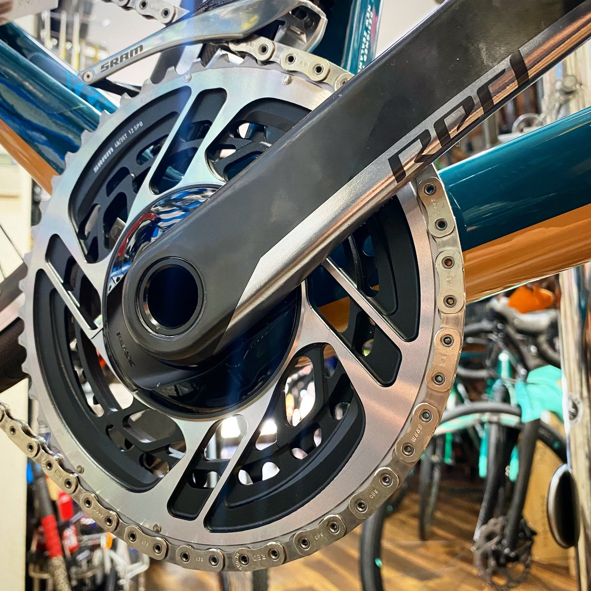 u2bikes's tweet photo. 削り出してつくられた一体型リング
カーボン地の模様が映えるアーム
専用の特殊形状チェーン
シフトクリックとFD稼働時のSE
SRAMは漢のロマンをパシフィックリム級にわかってる😎

 #U2BIKES #SRAMREDAXS #漢のロマン #パシフィックリム無印はいいぞ https://t.co/YPSwfQxaXC