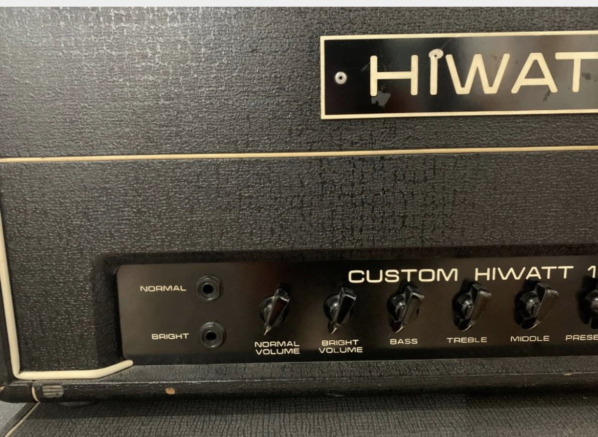 hikaru_guitar's tweet photo. マイアンプとおさらばする日が来ました。
#HIWATT #DR103 と #SE4123 ボロボロのハードケース
ヘッドアンプとキャビを所有したかったので、一旦は満足しました。 流石にこのアンプは機材車があっても、運搬は無理でした。今までありがと。今後は #BOSS の #GT1000 アンプシミュレータで行きます https://t.co/sqNDbSxtkJ