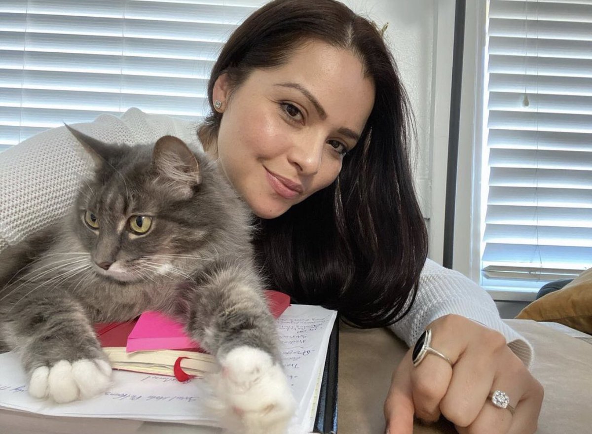 bellaolson_'s tweet image. Tres always pretending she doesn’t like attention.🥴