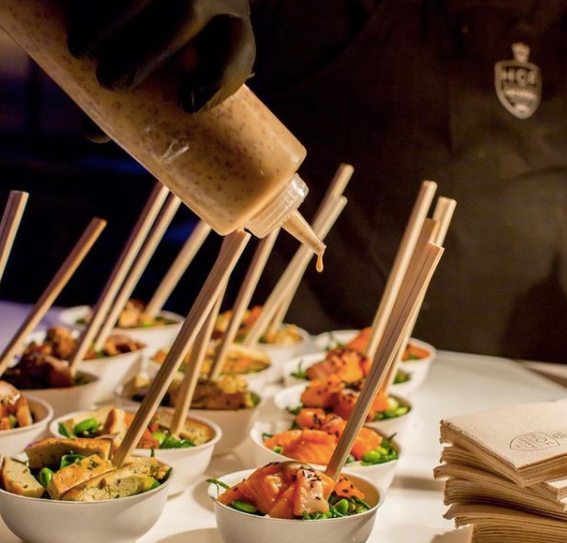 This is what #sushi dreams are made of 🤤 . Our Symbiose by the Jane bowls are the perfect size for any course of your dinner. Serve your guests knowing you are helping to save our planet one dish at a time #PhaseOutPlastic #savetheoceans