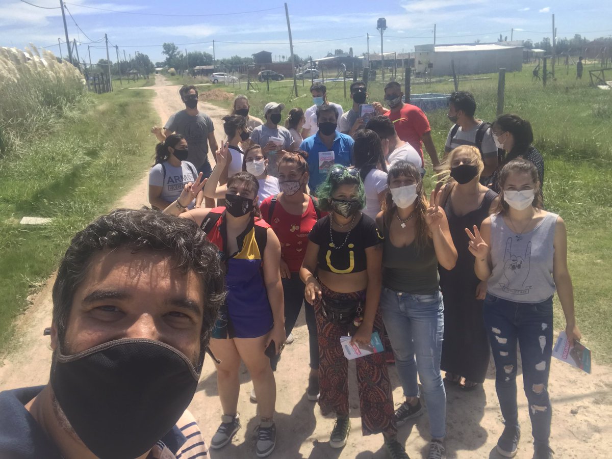 ferraitelli's tweet photo. Nuevamente recorrimos las localidades y barrios de Brandsen, asistiendo e informando sobre la campaña de vacunación contra el COVID- 19.
Hoy recorrimos #TenienteOrigone y #LasAcacias para ayudar a las personas que no pueden inscribirse.
#CuidarteEsCuidarnos
#VACUNATEBRANDSEN https://t.co/aasNDXAbUG