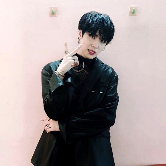 andyyshin's tweet photo. #GAEMPICS #GAEMBALL โ Sem deixar de ser emo atรฉ em baile https://t.co/CHg6N1JF3d