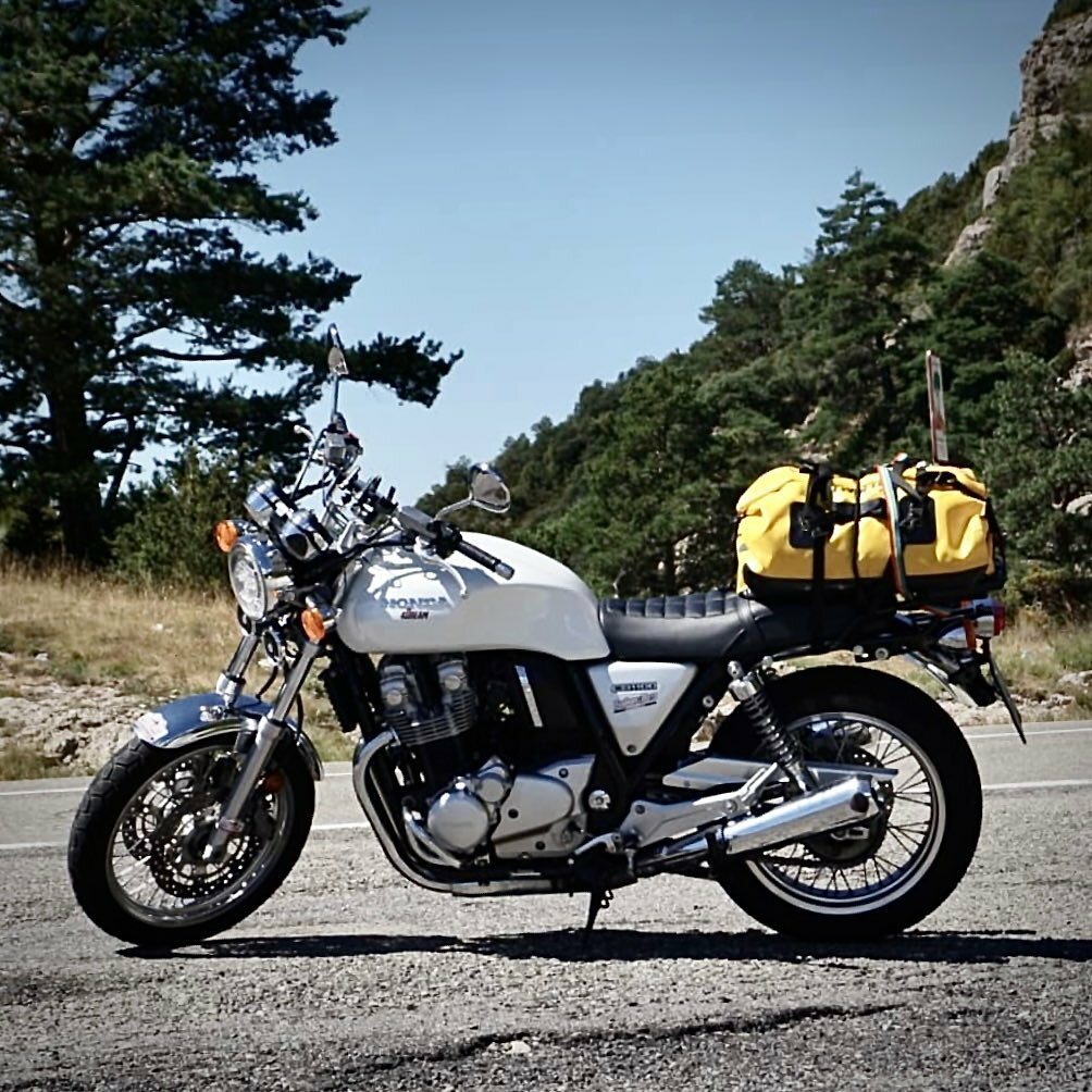 PauTravelMoto's tweet photo. Menos es más.
Viajar en una Honda CB1100 es volver a la esencia.
A saborear la moto, el viento, el paisaje, la carretera,... sin pantallas, sin electrónica, sin miles de ajustes regulables,...
Viajar en moto, y disfrutarlo.
🏍💨💨💨
#pautravelmoto #alqui… https://t.co/WUuaAHFG7z https://t.co/tYCYdseByT