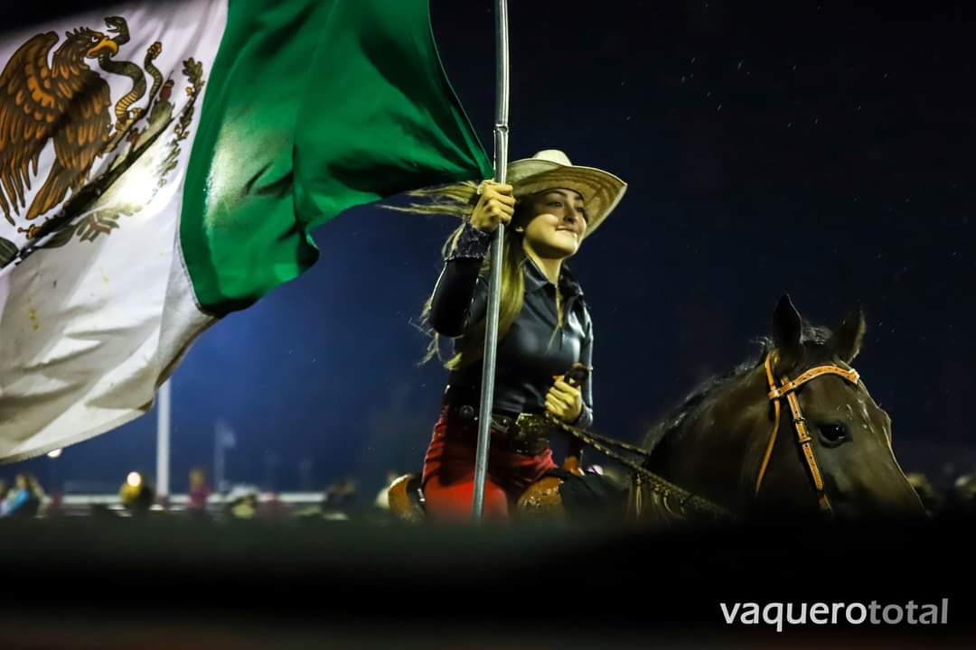 vaquerototal's tweet photo. Recordando estás fotografías en honor a la bandera más hermosa del mundo... 🇲🇽

#vaquerototal #vivetuestilo https://t.co/38G9uTESjX