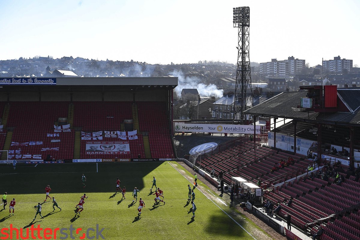 AnnaGowthorpe's tweet photo. #Barnsley move closer to the play offs beating #Millwall at a very sunny #Oakwell @BarnsleyFC @MillwallFC #BARMIL @EFL @SkyBetChamp ⚽️😎 https://t.co/VzpKuQDFRC