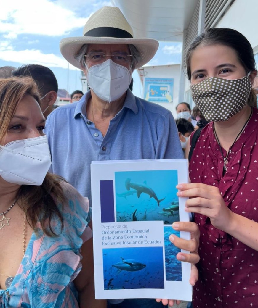 El candidato presidencial @LassoGuillermo conoció #hoy sobre nuestra propuesta de ampliar la zona de protección del mar que rodea a #Galápagos. Quien sea el próximo gobernante, debe tener el tema ambiental como eje prioritario para sacar al país adelante. https://t.co/hZwwrHNFUE