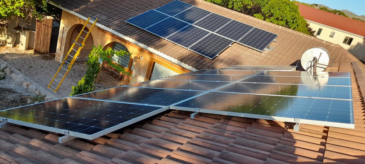 ComputingKam's tweet photo. 5.85kWp PV array, 4.6kW Kodak hybrid inverter, 10.5kWh pylontech storage installation
@PVGreenCard @RenewEnergySA @SAPVIA @EnergyIndaba @saretec @ESEGroupUK @thegreencape https://t.co/85yvNXgpAW