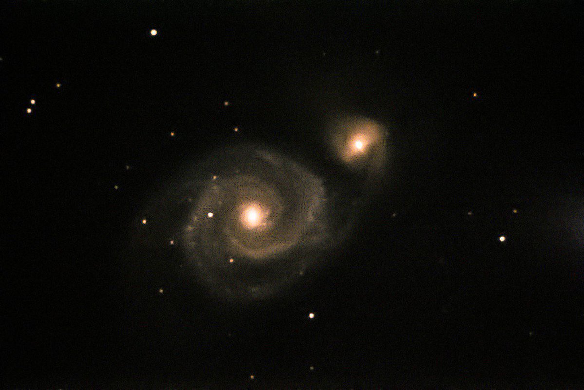 Les comparto mi primera foto de la Galaxia del Remolino o M51. Se aprecia como devora a la galaxia M51b, su compañera en un proceso de fusión. Una galaxia “canibal”, que está a 25 millones de años luz de la tierra. #astronomía celestron evolution 9.25” montura Atlas II.